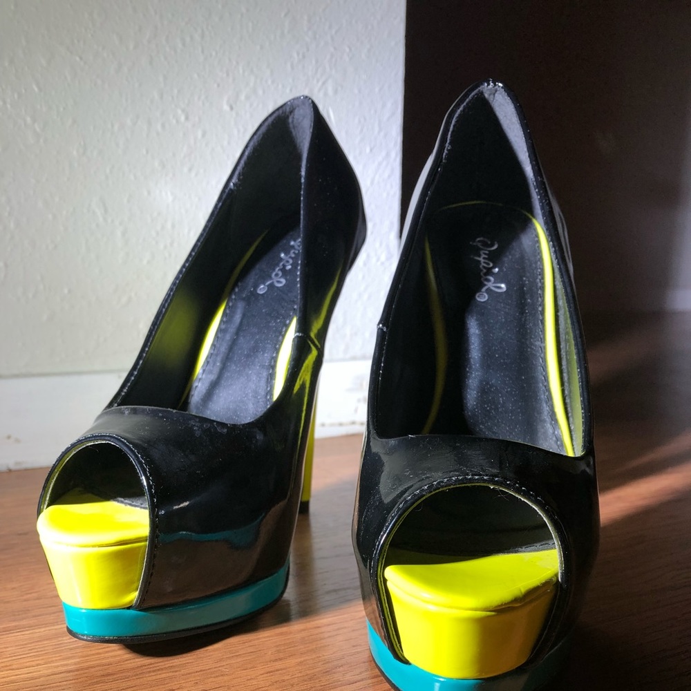 ✨BLUE AND YELLOW HEELS✨